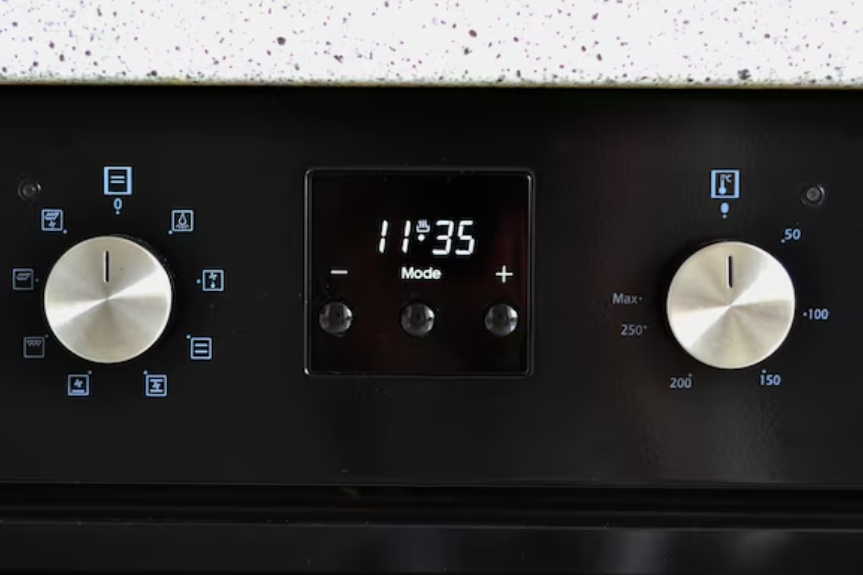 超亮白色定制显示屏,可应对更高的热量